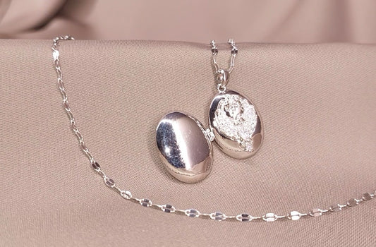Gümüş Renk Oval Açılabilir Kolye – Zarafetin ve Hatıraların Buluşması