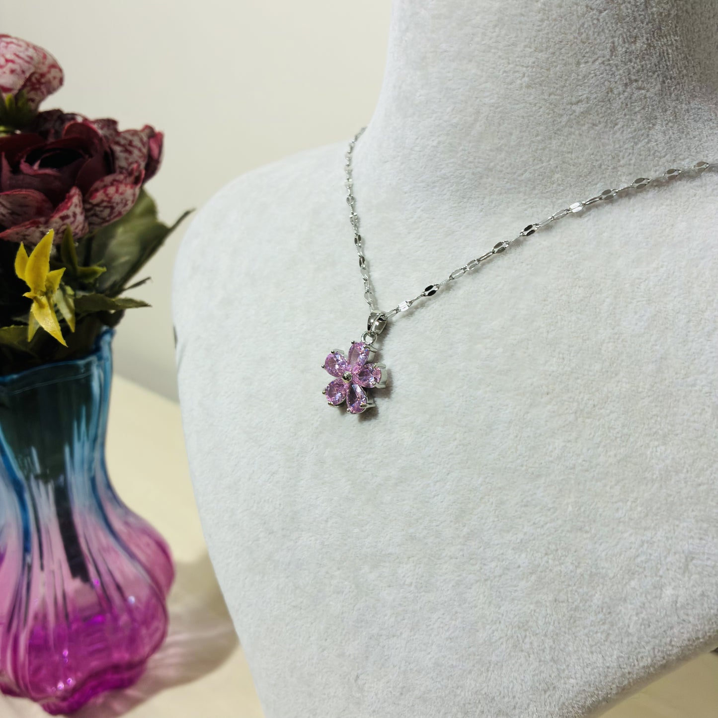 Zarif Pembe Çiçek Kolye