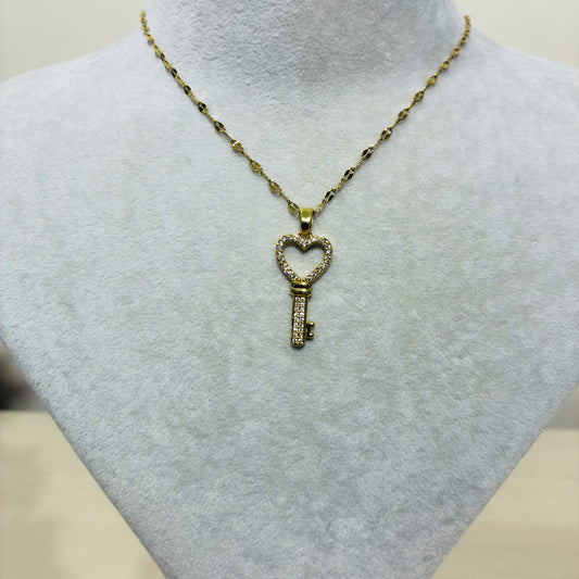 Kalpli Anahtar Kolye – Aşkın ve Zarafetin Simgesi