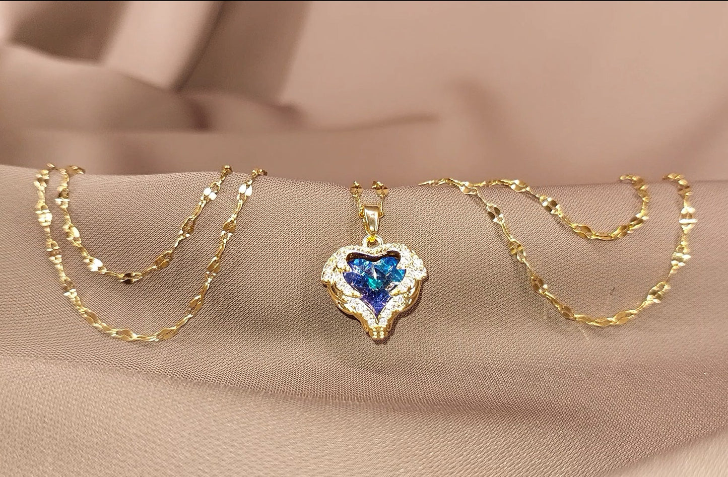 Kalp Şeklinde Mavi Taşlı Zarif Kolye