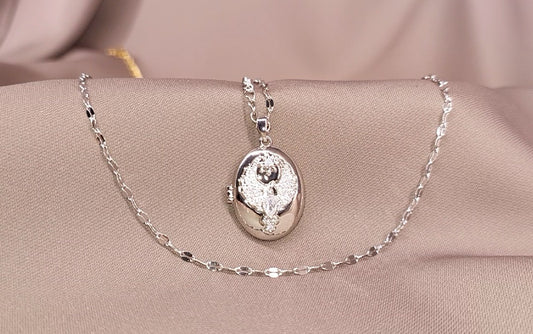 Gümüş Renk Oval Açılabilir Kolye – Zarafetin ve Hatıraların Buluşması
