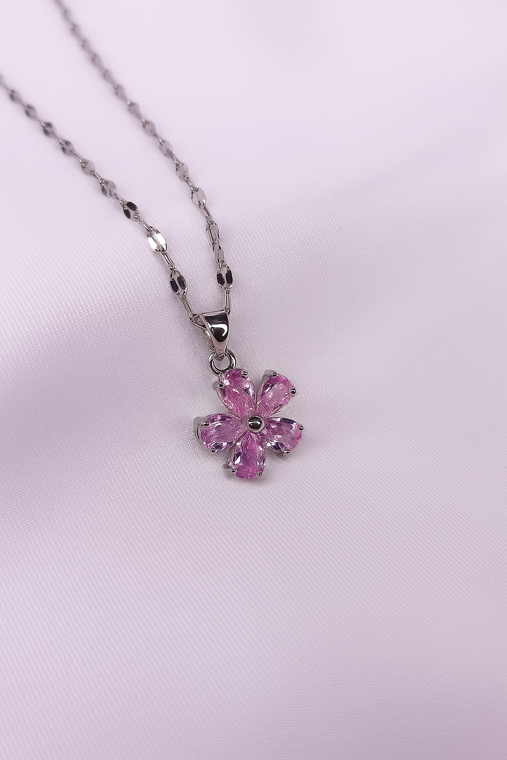 Zarif Pembe Çiçek Kolye