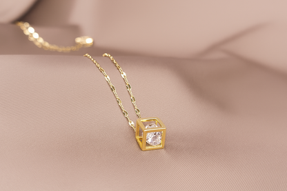 Parlayan Zarafet – 14K Altın Kaplama Küp Kolye