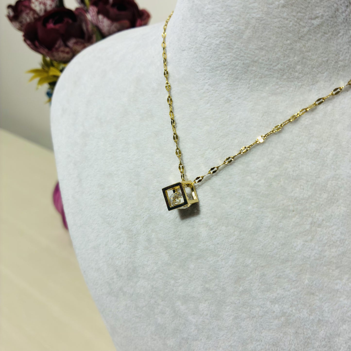 Parlayan Zarafet – 14K Altın Kaplama Küp Kolye