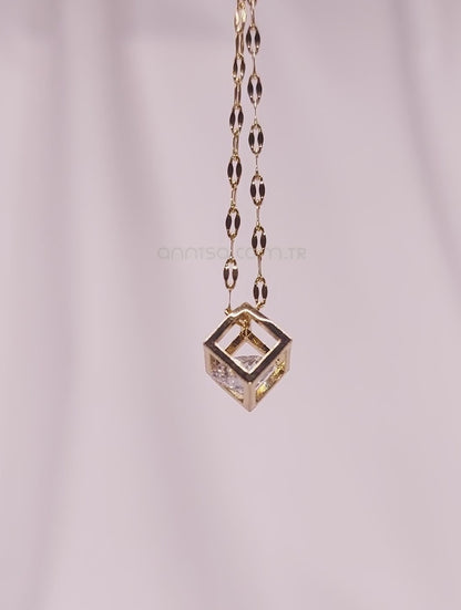 Parlayan Zarafet – 14K Altın Kaplama Küp Kolye